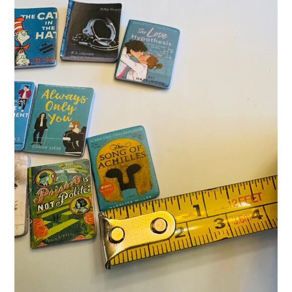 Collection of 20 miniature book models inside a vintage tin w magnifying glass - Picture 6 of 7